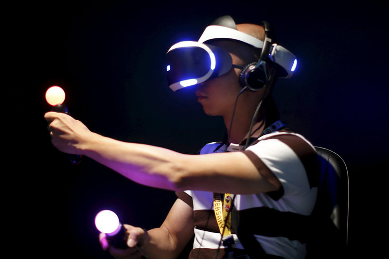 File:E3 - Morpheus - Move and wired Headset.jpg